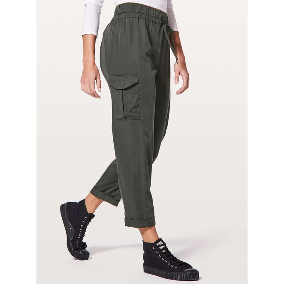 Lululemon Move Lightly Pant Cargo Crop 25” Evergreen Tencel SZ 6 - Picture 2 of 7